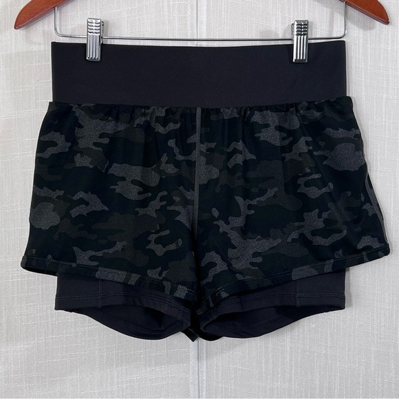 Fabletics Olesia Camo Gym Workout Athletic Double Shorts Sz S - Picture 2 of 10